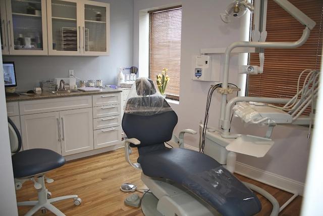 Dental treatment room with digital equipment